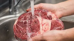 生の肉を調理前に洗ってはいけない理由と、代わりにすべきこと。