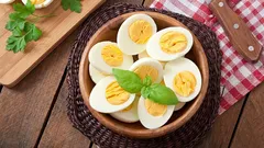 プロのシェフがゆで卵を茹でた後、決して加熱し続けない理由：完璧な料理の秘訣