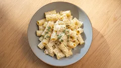 マカロニはバターなしでも美味しく柔らかくなります：茹でる際に水に加えてください