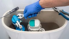 トイレの水が流れた後も流れ続ける。この絶え間ない水漏れを解消する3つの解決策