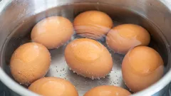 ゆで卵は冷水で冷やすべきか?そうするとどうなる?