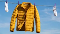 洗濯後にダウンジャケットをふわふわにする方法:製品が固まってしまったときに役立つ、実証済みのライフハック