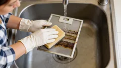 15分で換気扇が新品のようにきれいになります。高価な化学薬品を使わずに掃除する方法をご紹介します。